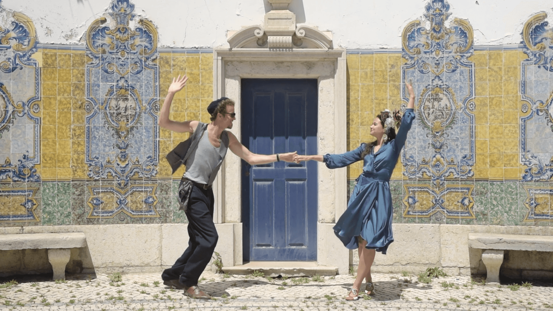 Kari i Kris tańczą przed portugalskimi płytkami azulejo